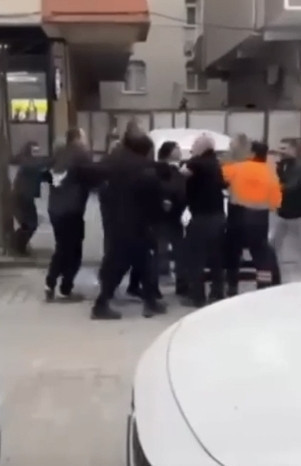 Pide i&ccedil;in park yeri kavgası: Tekmeler ve yumruklar konuştu - Resim : 1