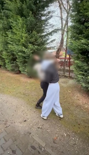Liseli kızlar parkta birbirini linç etti: Saç saça baş başa kavga ettiler - Resim : 1