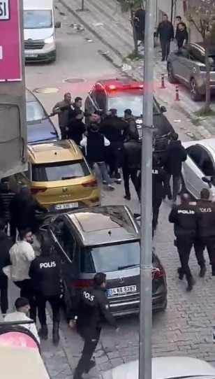 Sokak savaş alanına döndü: Aileler birbirine girdi: Polis biber gazı kullandı - Resim : 4