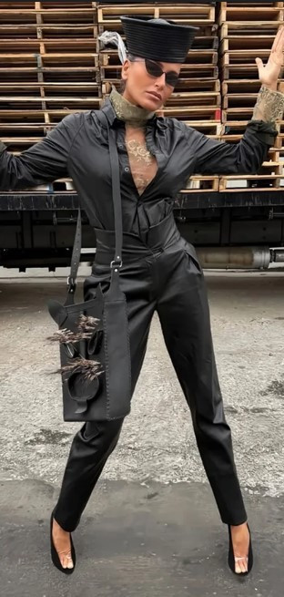 Eda Taşpınar'dan sonra Hande Erçel de giydi: Viral ayakkabının fiyatı 1100 dolar - Resim : 1