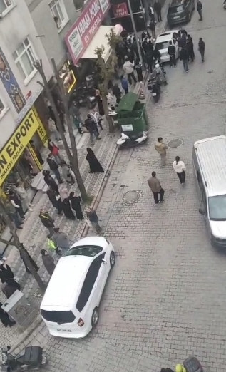 Sokak savaş alanına döndü: Aileler birbirine girdi: Polis biber gazı kullandı - Resim : 3