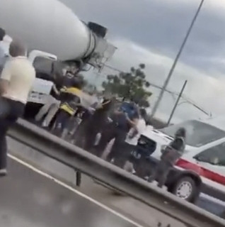 Arnavutköy’de korkutan kaza: Beton mikseri otomobile çarptı - Resim : 1