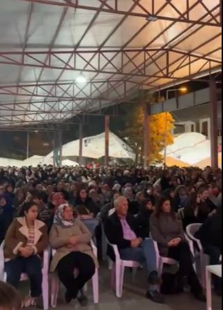 Sahne çöktü... Belediye başkanı kıl payı kurtuldu - Resim : 2