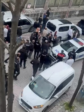 Sokak savaş alanına döndü: Aileler birbirine girdi: Polis biber gazı kullandı - Resim : 5