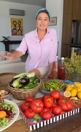 Nurgül Yeşilçay’dan avokado trendine patlıcanlı kabaklı gönderme - Resim: 1