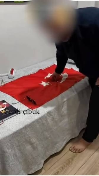 Balıkesir Edremit'te Türk bayrağına ve Atatürk'e hakaret eden öğretmen gözaltına alındı - Resim : 1