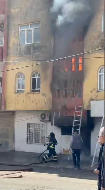 İki katlı bina alevlere teslim oldu: Mardin’deki yangında dehşet anları - Resim : 3
