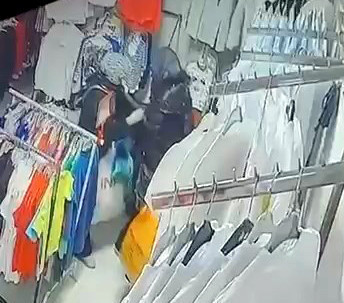 İstanbul&rsquo;da bayramlık vurgunu: &Ccedil;ikolata ve kıyafetleri &ccedil;aldılar - Resim : 6