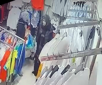 İstanbul&rsquo;da bayramlık vurgunu: &Ccedil;ikolata ve kıyafetleri &ccedil;aldılar - Resim : 4