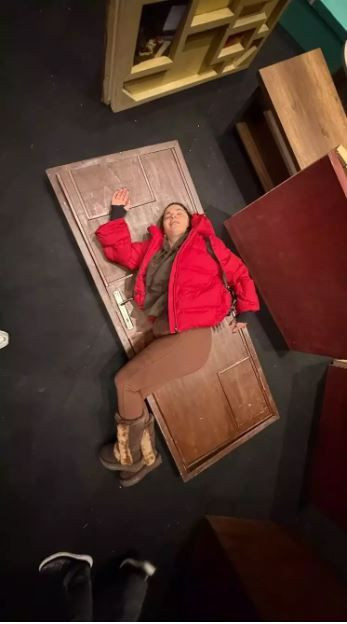 Dekor felaketi: Sahnede korku dolu anlar! Aslı Bekiroğlu'nun kafasına kapı düştü - Resim: 6