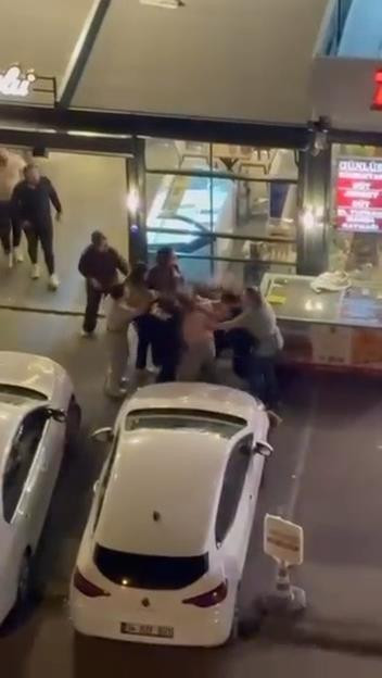 Dört kadın birbirinin saçını yoldu: Beylikdüzü’nde kavgayı ayırmak kolay olmadı - Resim : 2