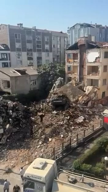 Tonlarca betonun altından sağ çıktı: Yıkımda korkunç kaza - Resim : 2