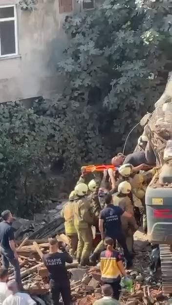 Tonlarca betonun altından sağ çıktı: Yıkımda korkunç kaza - Resim : 3