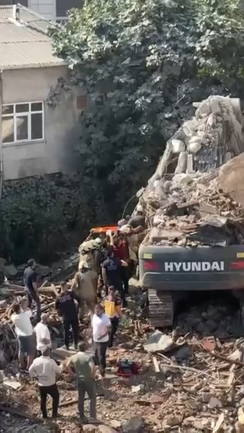 Tonlarca betonun altından sağ çıktı: Yıkımda korkunç kaza - Resim : 4