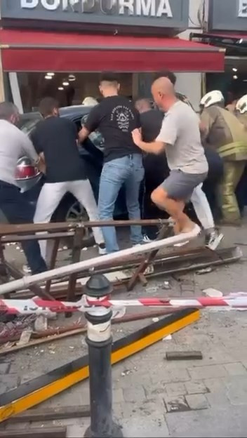 İstanbul'da otomobil yayaların arasına daldı: &Ccedil;ok sayıda yaralı var - Resim : 5