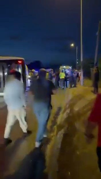 İstanbul'da havalimanı servisi yan yola uçtu: Çok sayıda yaralı var - Resim: 5