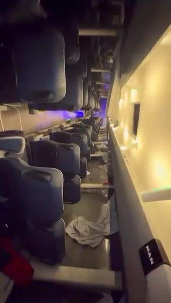 İstanbul'da havalimanı servisi yan yola uçtu: Çok sayıda yaralı var - Resim: 2