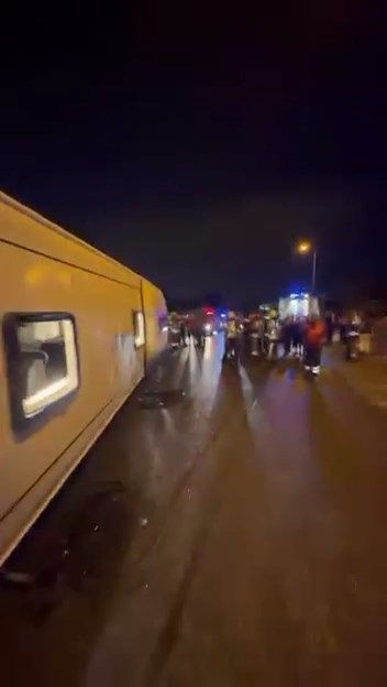 İstanbul'da havalimanı servisi yan yola uçtu: Çok sayıda yaralı var - Resim: 3