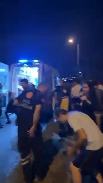 İstanbul'da havalimanı servisi yan yola uçtu: Çok sayıda yaralı var - Resim: 1