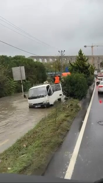 Sel rögar kapağını söktü attı: Kamyonet içine düştü: İstanbul'da dehşet anları - Resim : 1