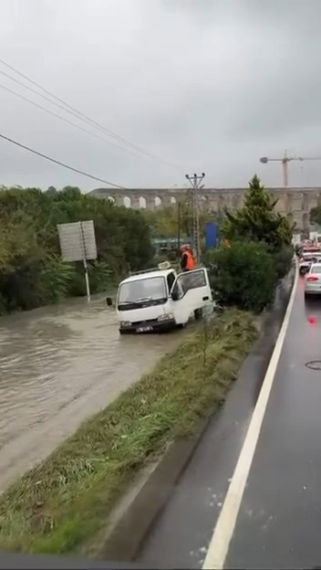 Sel rögar kapağını söktü attı: Kamyonet içine düştü: İstanbul'da dehşet anları - Resim : 3