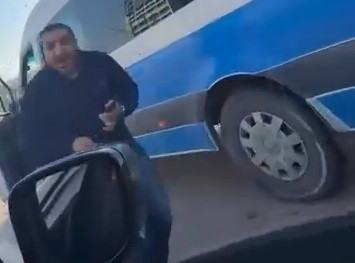 Bursa'da minibüsçünün öfkesi pahalıya patladı: Otomobilin camını kırdı rekor ceza geldi - Resim : 1