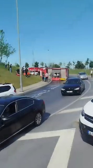 Yangına giden itfaiye aracı devrildi: İstanbul’da görünmez kaza: Trafik kilitlendi - Resim : 1