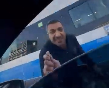 Bursa'da minibüsçünün öfkesi pahalıya patladı: Otomobilin camını kırdı rekor ceza geldi - Resim : 2