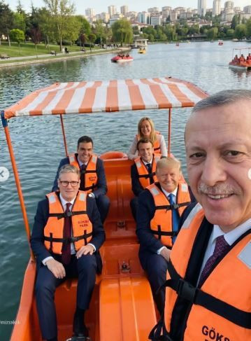 Sosyal medyada gündem oldu: NATO liderleri hamamda, piknikte, camide - Resim: 6