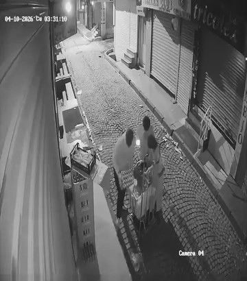 Pişkin hırsızlar kasaları el arabasını doldurup götürdüler: Kameraya anbean yansıdı - Resim : 2