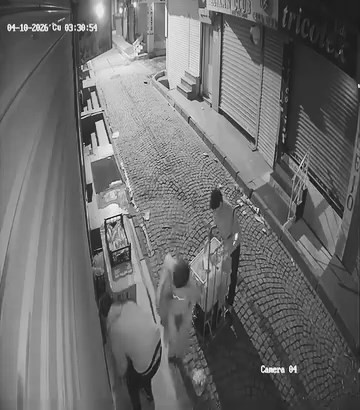 Pişkin hırsızlar kasaları el arabasını doldurup götürdüler: Kameraya anbean yansıdı - Resim : 3