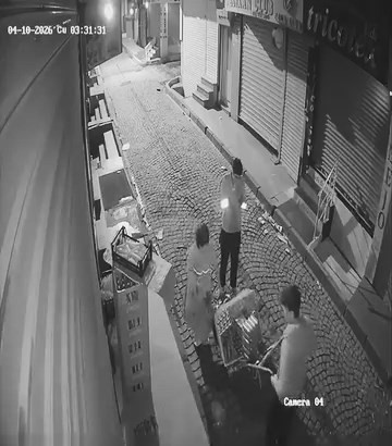 Pişkin hırsızlar kasaları el arabasını doldurup götürdüler: Kameraya anbean yansıdı - Resim : 1