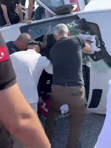 Hayat kurtarmaya gidiyorlardı: Ambulans ve motosiklet çarpıştı: 3 sağlık personeli 4 yaralı - Resim : 1