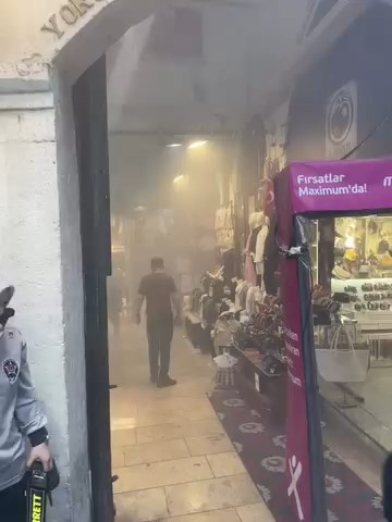 Kapalıçarşı’da korku dolu dakikalar: Trafo yangını çarşıyı dumana boğdu - Resim : 4