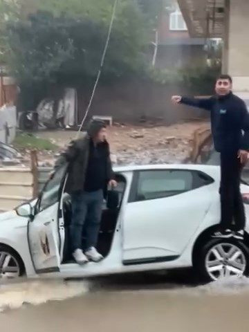 Çöken yolda flaş hareket: Sürücü ve yolcudan ilginç önlem - Resim: 7