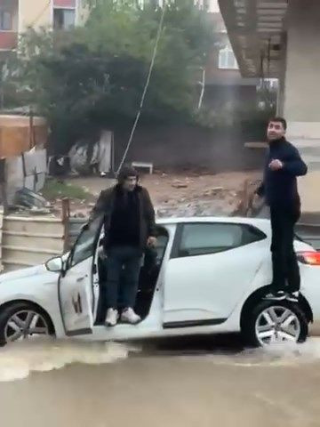 Çöken yolda flaş hareket: Sürücü ve yolcudan ilginç önlem - Resim: 6