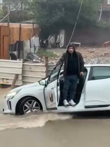 Çöken yolda flaş hareket: Sürücü ve yolcudan ilginç önlem - Resim: 8