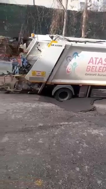Yol çöktü çöp arabası çukura düştü: İstanbul'da korku dolu anlar - Resim : 1