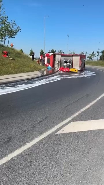 Yangına giden itfaiye aracı devrildi: İstanbul’da görünmez kaza: Trafik kilitlendi - Resim : 2