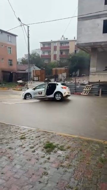 Çöken yolda flaş hareket: Sürücü ve yolcudan ilginç önlem - Resim: 9