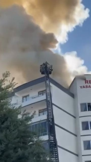 Dumanlar bütün binayı sardı: İtfaiye ekipleri tek tek hepsini kurtardılar - Resim: 4