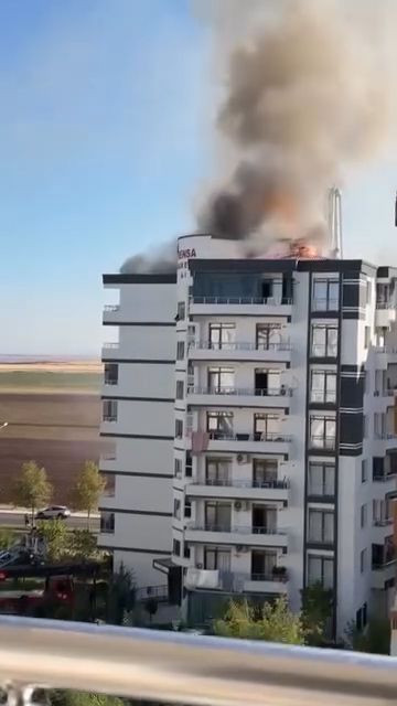 Dumanlar bütün binayı sardı: İtfaiye ekipleri tek tek hepsini kurtardılar - Resim: 3
