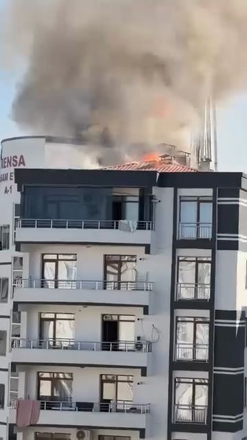 Dumanlar bütün binayı sardı: İtfaiye ekipleri tek tek hepsini kurtardılar - Resim: 2