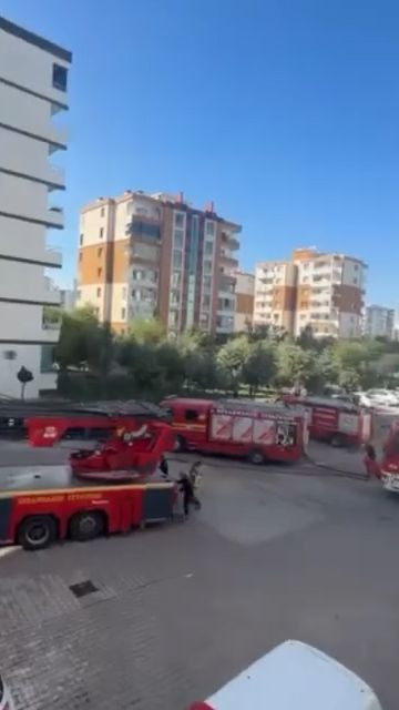Dumanlar bütün binayı sardı: İtfaiye ekipleri tek tek hepsini kurtardılar - Resim: 6