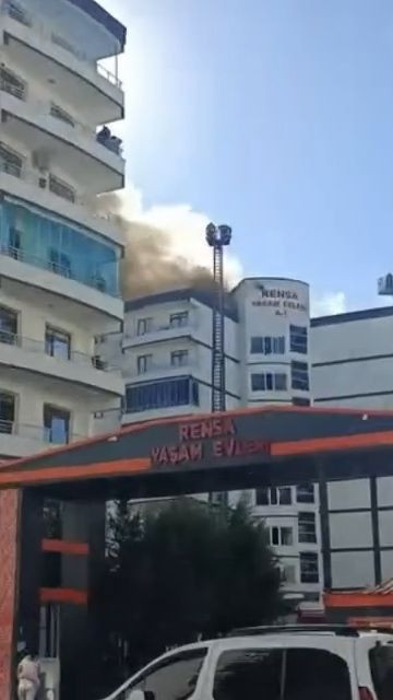 Dumanlar bütün binayı sardı: İtfaiye ekipleri tek tek hepsini kurtardılar - Resim: 5