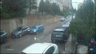 Yağmur kazayı beraberinde getirdi: Çarptığı araçla birlikte ters döndü - Resim : 1