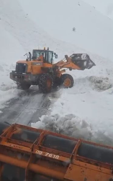 &Ccedil;ığ d&uuml;şt&uuml; otob&uuml;s yolda kaldı: Şırnak-Hakkari hattında facia: Yolcular kurtarılmayı bekliyor - Resim : 3