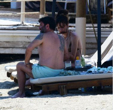 Bülent Şakrak’ın Bodrum kaçamağı: 16 yaş küçük sevgilisiyle birlikte görüntülendi - Resim: 3