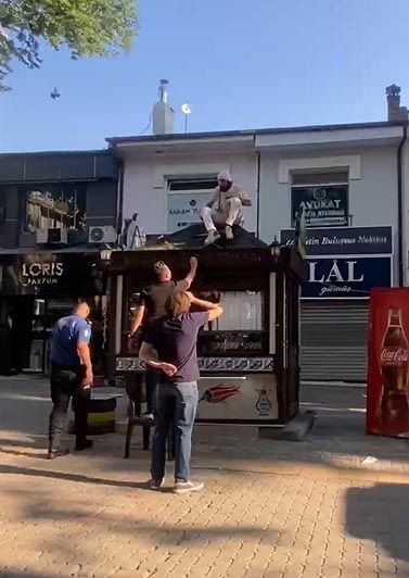 Esnaf çareyi kendini zincirlemekte buldu: Büfe çatısında gerilim dolu anlar - Resim: 9