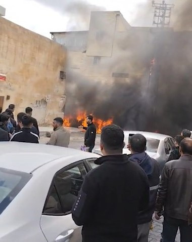 Şanlıurfa’da trafo patladı: 4 araç alev topuna döndü - Resim : 3